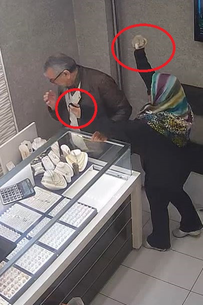 Yaşlı gibi davranıp kuyumcuyu soymaya kalktı: 'Sinirime dokundu' - Resim : 1
