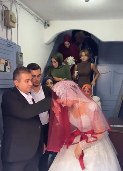 Genç kız paylaştı, herkes bu görüntüyü konuşuyor: Mahalleye böyle girdi - Resim : 7