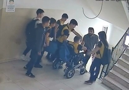 Asansör bozuldu, müdür yardımcısı engelli öğrencisini sırtında taşıdı - Resim : 1