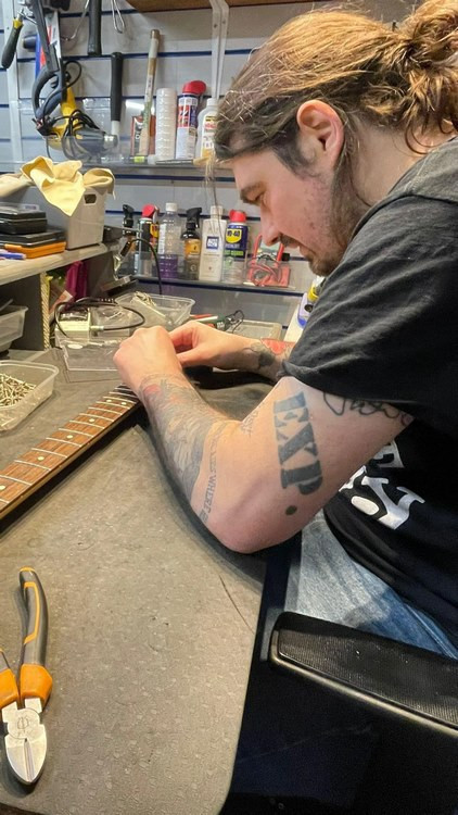 Ölen babasının küllerini gitarına işletti - Resim : 1