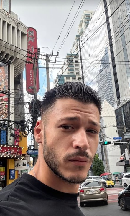 Saçlarıyla gündem olmuştu: Kubilay Aka pembe saçlarından vazgeçti - Resim : 1