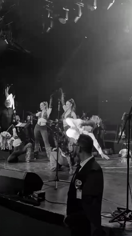 Çelik sahnede talihsiz düşüşünü paylaştı - Resim : 1