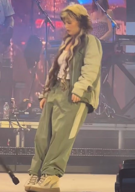 Sahnede bayılmıştı, konserlerini iptal etti - Resim : 1