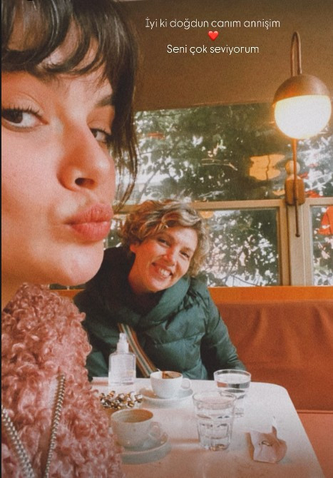 Sinem Ünsal’dan duygulandıran paylaşım: Annesinin doğum gününü kutladı - Resim : 1