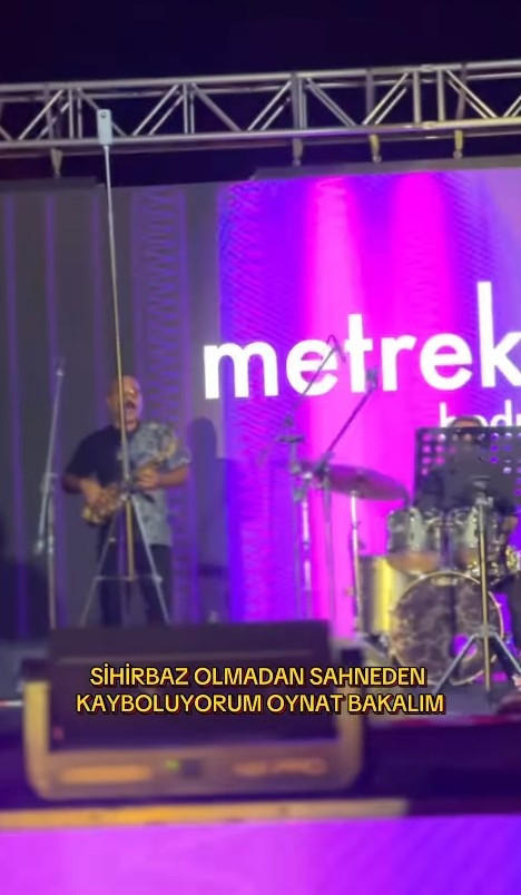 Şarkıcı Eda Eryurt konser sırasında sahneden düştü - Resim : 1