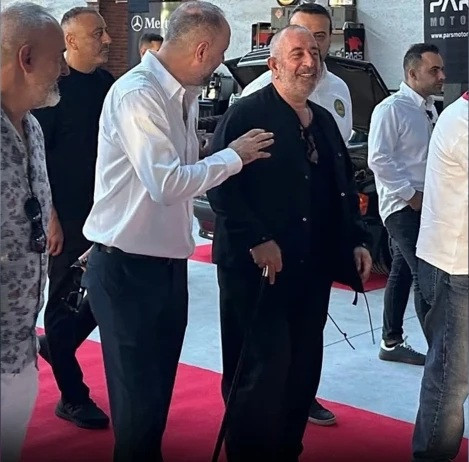 Cem Yılmaz'ın son hali görüntülendi. Bu defa baston yok - Resim : 2