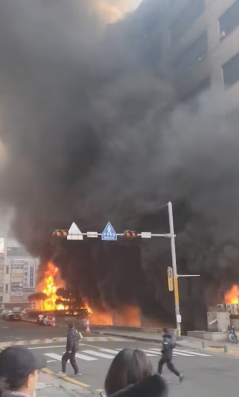 Güney Kore'de sekiz katlı binada yangında 300 kişi mahsur kaldı - Resim : 1