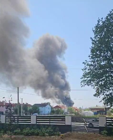 Bolu'da fabrika yangını: Kentin farklı noktalarından görülüyor - Resim : 1