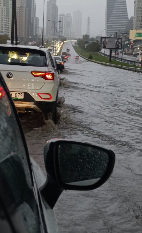 İstanbul&rsquo;da sağanak yağış alarmı. Yollar g&ouml;le d&ouml;nd&uuml; trafik &ccedil;ilesi başladı - Resim : 2