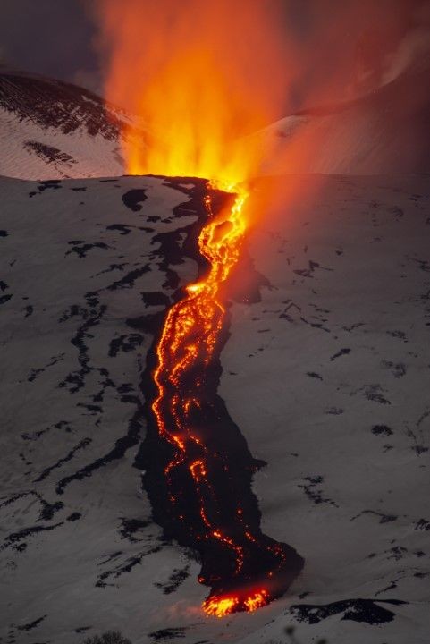 Etna Yanardağı'nda lav akışı sürüyor - Resim: 1