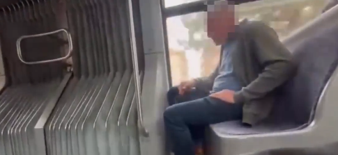Otobüste sigara içti niye bana kızmıyorsunuz diye diğer yolculara kızdı - Resim : 1