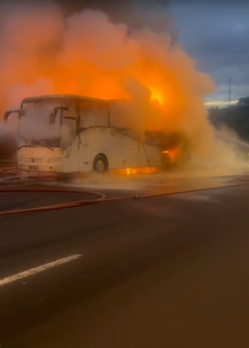 Öğrencileri taşıyordu, alev alev yandı - Resim : 1