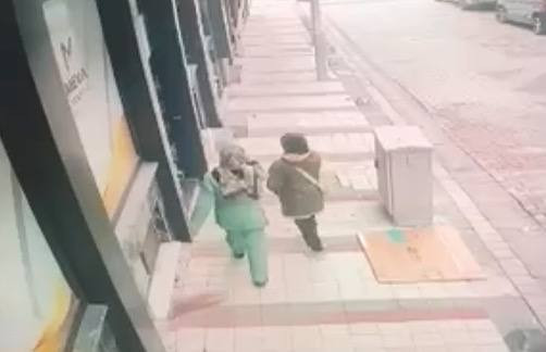 “Kapıyı iki kez kilitlemiştim” dedi… Eve giren hırsızlar milyonluk vurgun yaptı! - Resim : 1