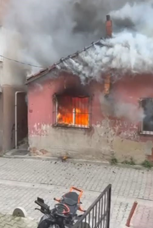 Kağıthane'de yangın faciası: Alevlerin arasından &ccedil;ıkamadı - Resim : 1