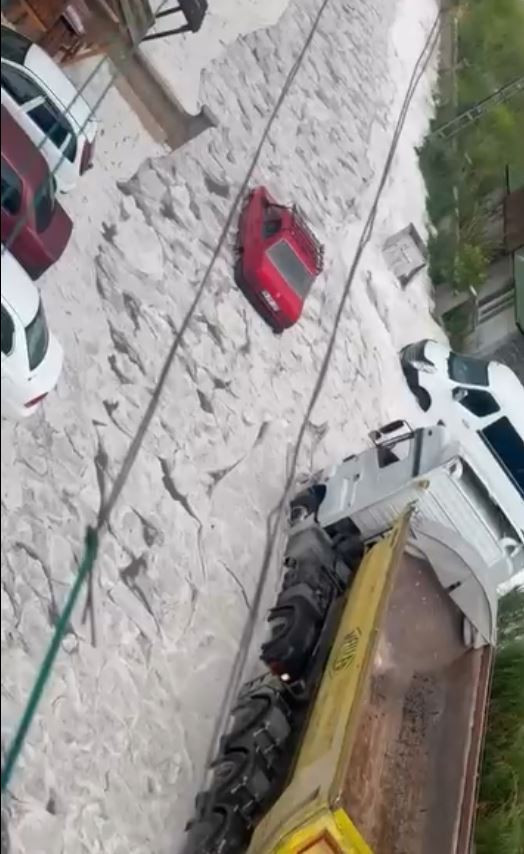 Ankara beyaza büründü: Dolu kalınlığı 30 santimetreyi buldu - Resim : 1