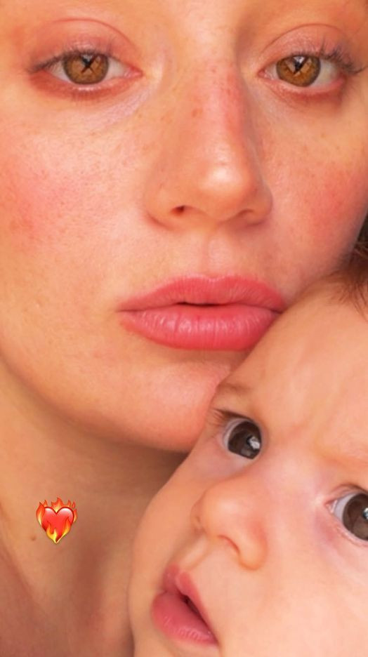 Gizem Karaca kızının yüzünü ilk kez gösterdi - Resim : 1