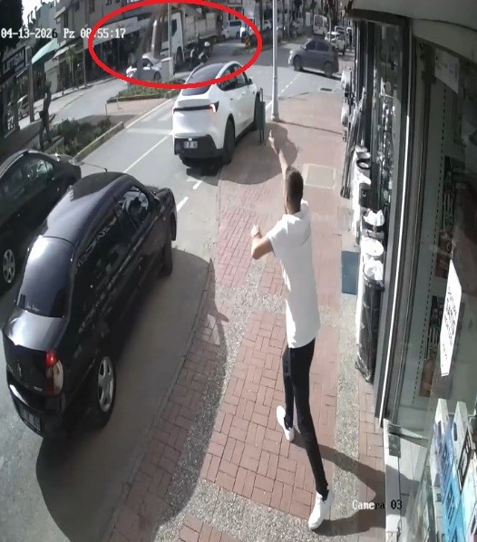 Kamyonun üzerindeki inşaat demirleri seyir halindeki otomobile 'ok' gibi saplandı - Resim : 3