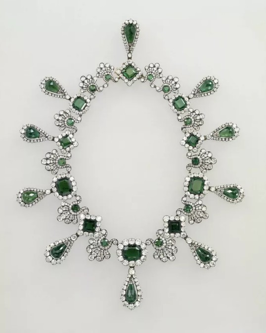 Dünyanın en ünlü müzesinde filmleri aratmayan soygun: İşte çalınan mücevherler - Resim : 4