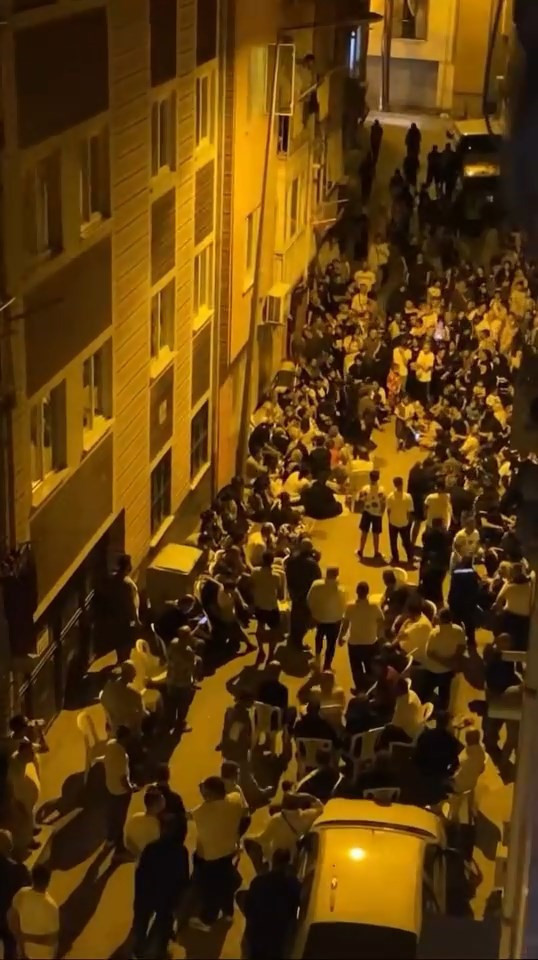 Daha önce de bıçaklamış: Çocukları için barıştı, katledildi, herkes sokağa döküldü - Resim : 2