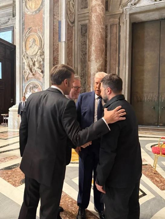 Papa'nın cenazesinde savaş sohbeti: Trump ve Zelenskiy yan yana - Resim : 1