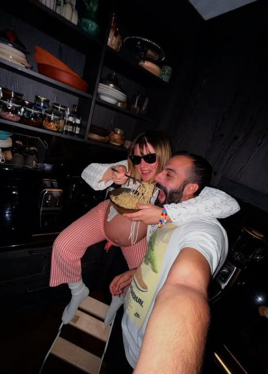 Gizem Karaca'dan karnı burnunda poz: 'Annen sen doğmaya yakın böyle delirdi' - Resim : 2