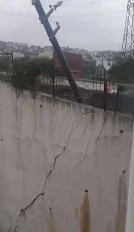 Sağanak felaketinde dev istinat duvarı yerle bir oldu - Resim : 1
