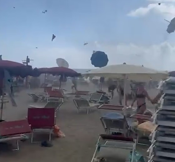 Tatil beldesinde korku dolu anlar: Hortum çıktı, şemsiyeler uçuştu, turistler kaçtı - Resim : 2