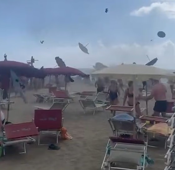 Tatil beldesinde korku dolu anlar: Hortum çıktı, şemsiyeler uçuştu, turistler kaçtı - Resim : 1