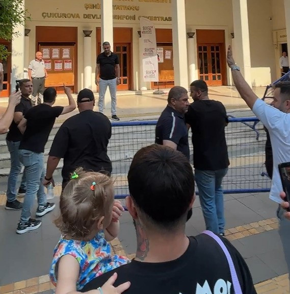 Adana Demir taraftarı belediyeye girmeye çalıştı: 'Bizi tehdit ettiler!' - Resim : 1
