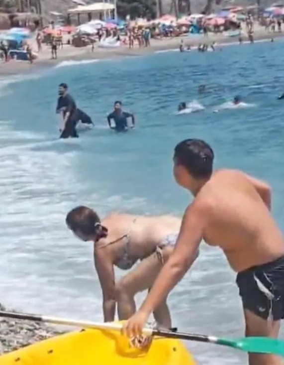 Plajda kavga: Güneşlenmeyi bırakıp botla gelen göçmenleri kovaladılar - Resim : 1