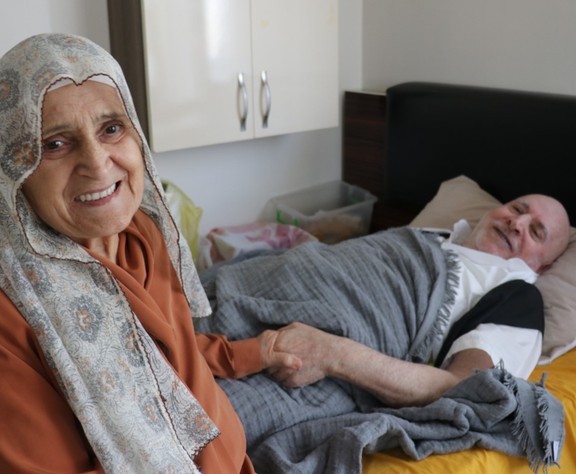 Aşkın ve sadakatin 65 yıllık hikayesi: Eşine bebek gibi bakıyor