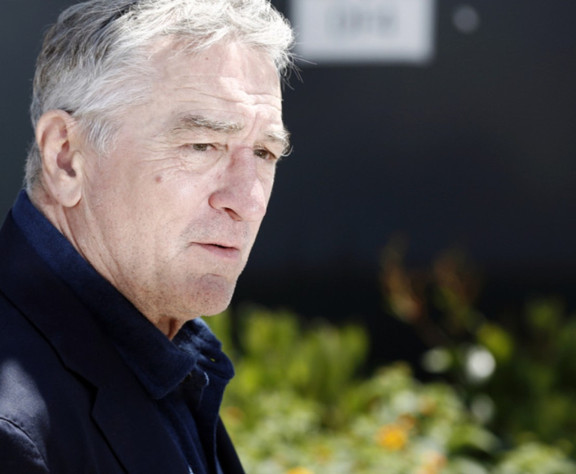 Robert de Niro, Trump'a verdi veriştirdi, kalabalığa küfürlü slogan attırdı