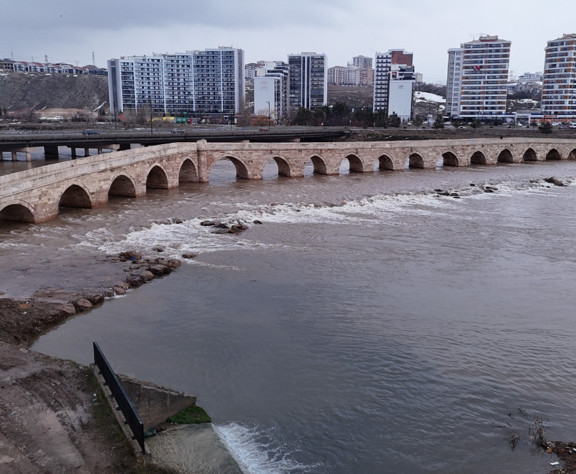 Sibirya soğukları sonrası nehir yeniden coştu