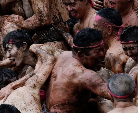 200 yıllık çılgın gelenek: Çamura daldılar, yağmurun altında çıplak halde güreştiler