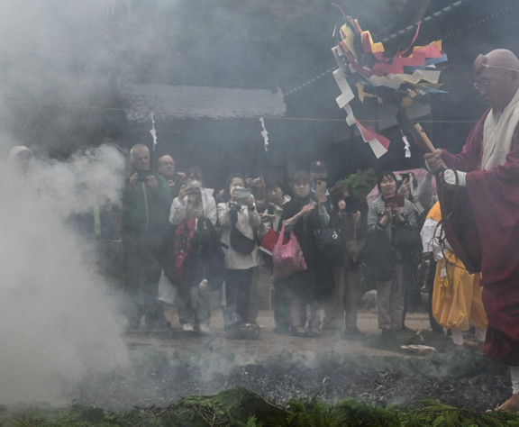 Çıplak ayakla kızgın közlerin üzerinde yürüdüler