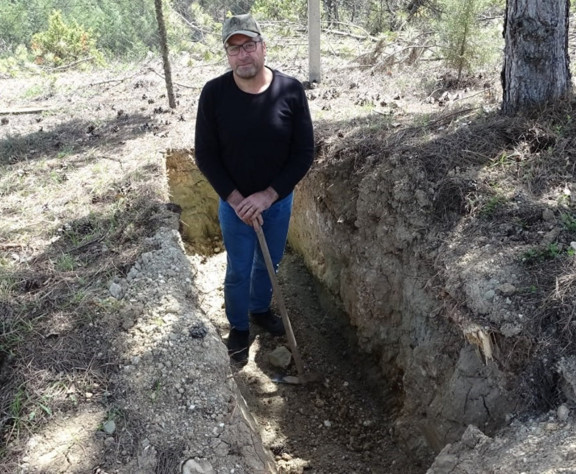 Dokuz kez ölümden döndü, kendi mezarını kazdı