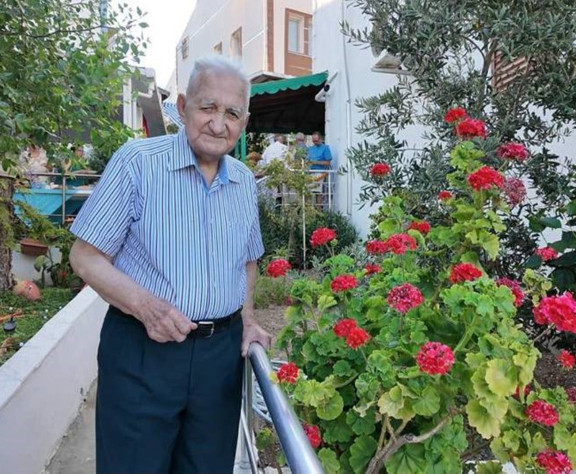 Bir asrı devirdi: Karısı öldükten sonra hayata böyle tutundu