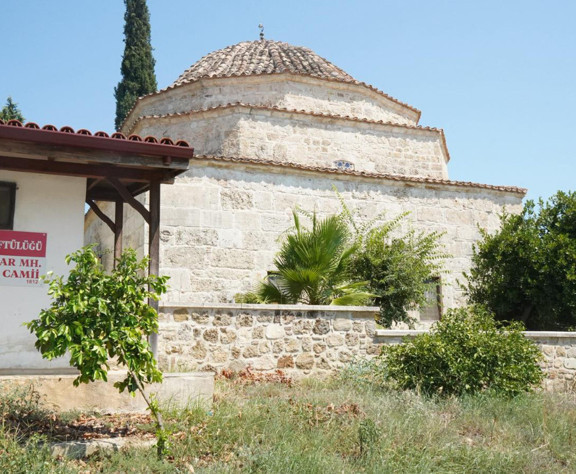 Antik taşları camii duvarı için kullandılar