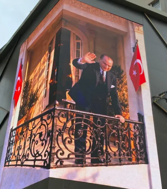 Balkonda Atatürk belirdi! Herkese el salladı - Resim : 1