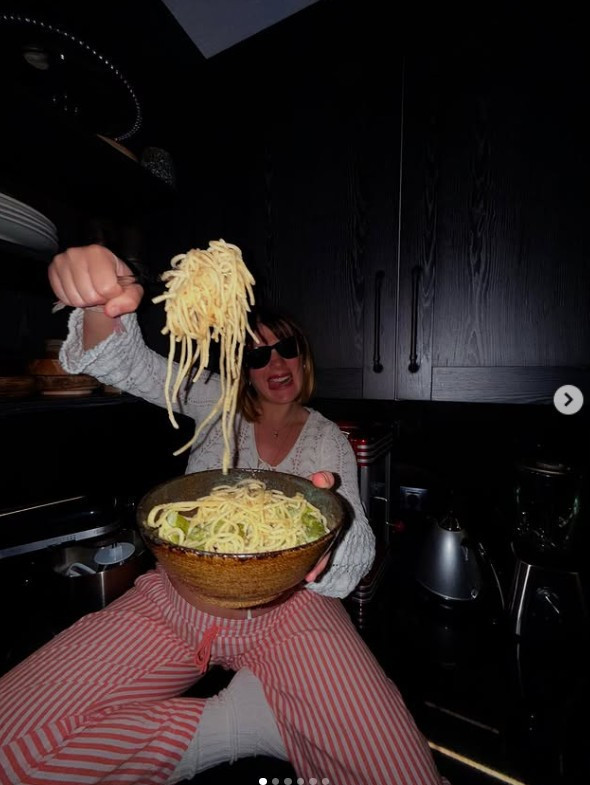 Gizem Karaca'dan karnı burnunda poz: 'Annen sen doğmaya yakın böyle delirdi' - Resim : 1