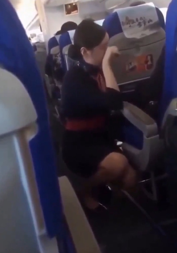 Yolcu u&ccedil;ağında vicdansız yolcu krizi. Hostes ağlayarak &ouml;z&uuml;r diledi - Resim : 1