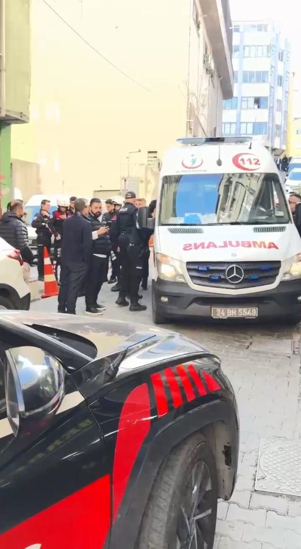 Darbedilen okul polisi ateş a&ccedil;tı, yanlışlıkla berberi vurdu - Resim : 1