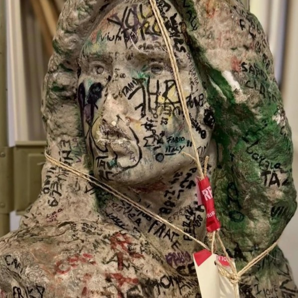 37 yıldır kayıptı: Efsane şarkıcının mezar büstü bulundu - Resim : 2