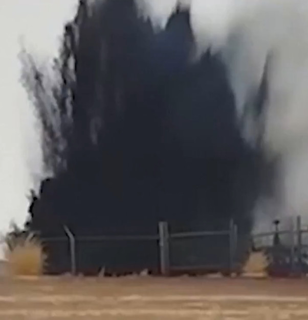 Petrol 10 metre yükseğe fışkırdı. Arazi göle döndü - Resim : 3
