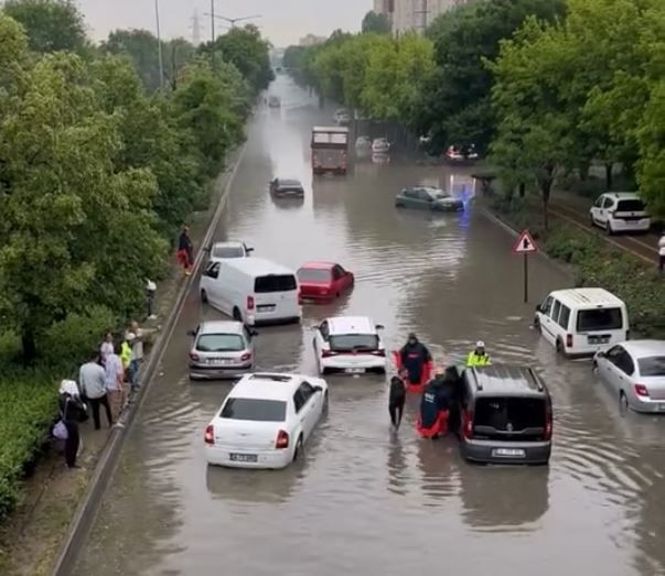 Birçok kenti yağış vurdu: Hayat durma noktasına geldi - Resim: 46