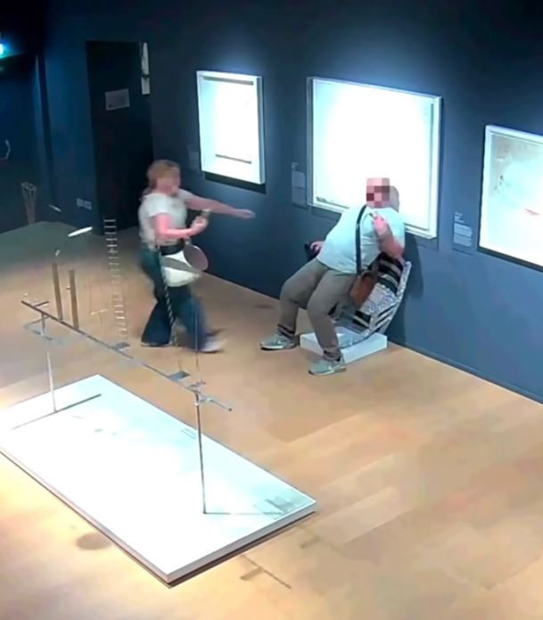 Turistlerin sanat terörü: Swarovski taşlarla kaplı sandalyeye oturup kırdı - Resim : 2