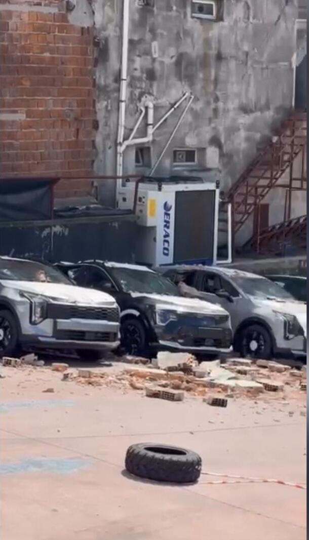 Milyonluk araçların üzerine duvar çöktü - Resim : 2