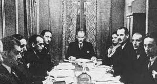 Herkes ayağa kalksın! Atatürk: Efendiler yarın Cumhuriyet’i ilan edeceğiz - Resim : 3