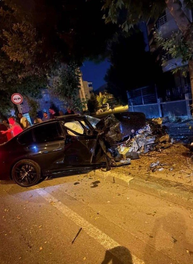 Ağaca çarpan otomobilde öldü - Resim : 1