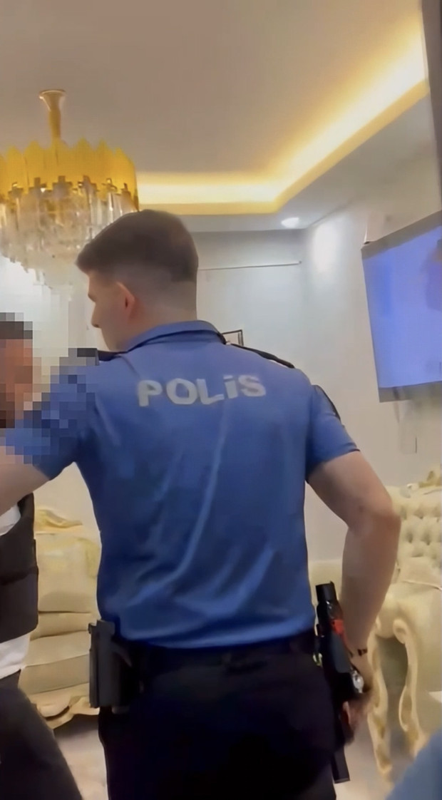 Canlı yayında şoke eden anlar! Polis eve böyle baskın yaptı - Resim : 1